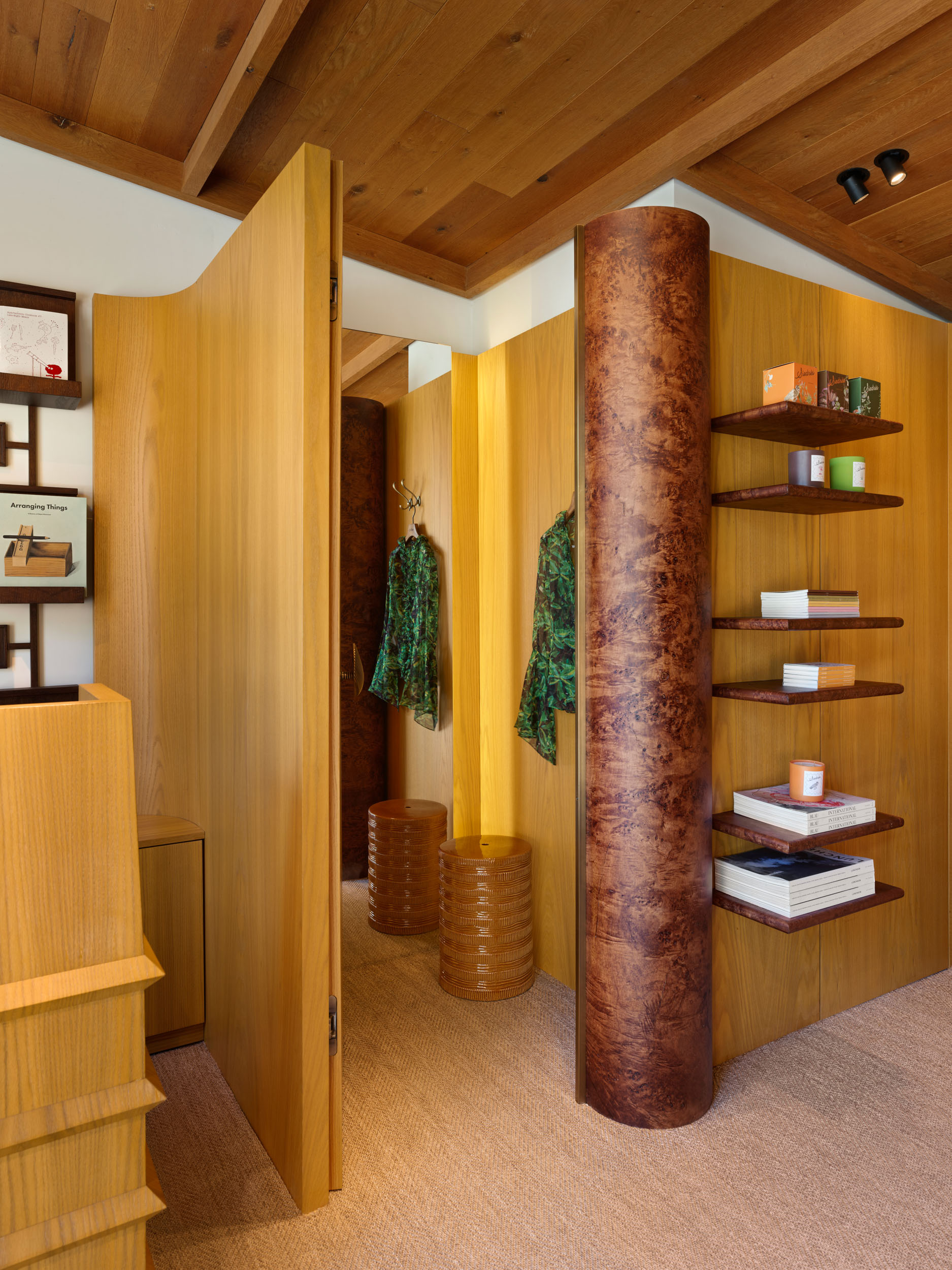Winding retail path between oak partitions and shelving — Siedrés boutique