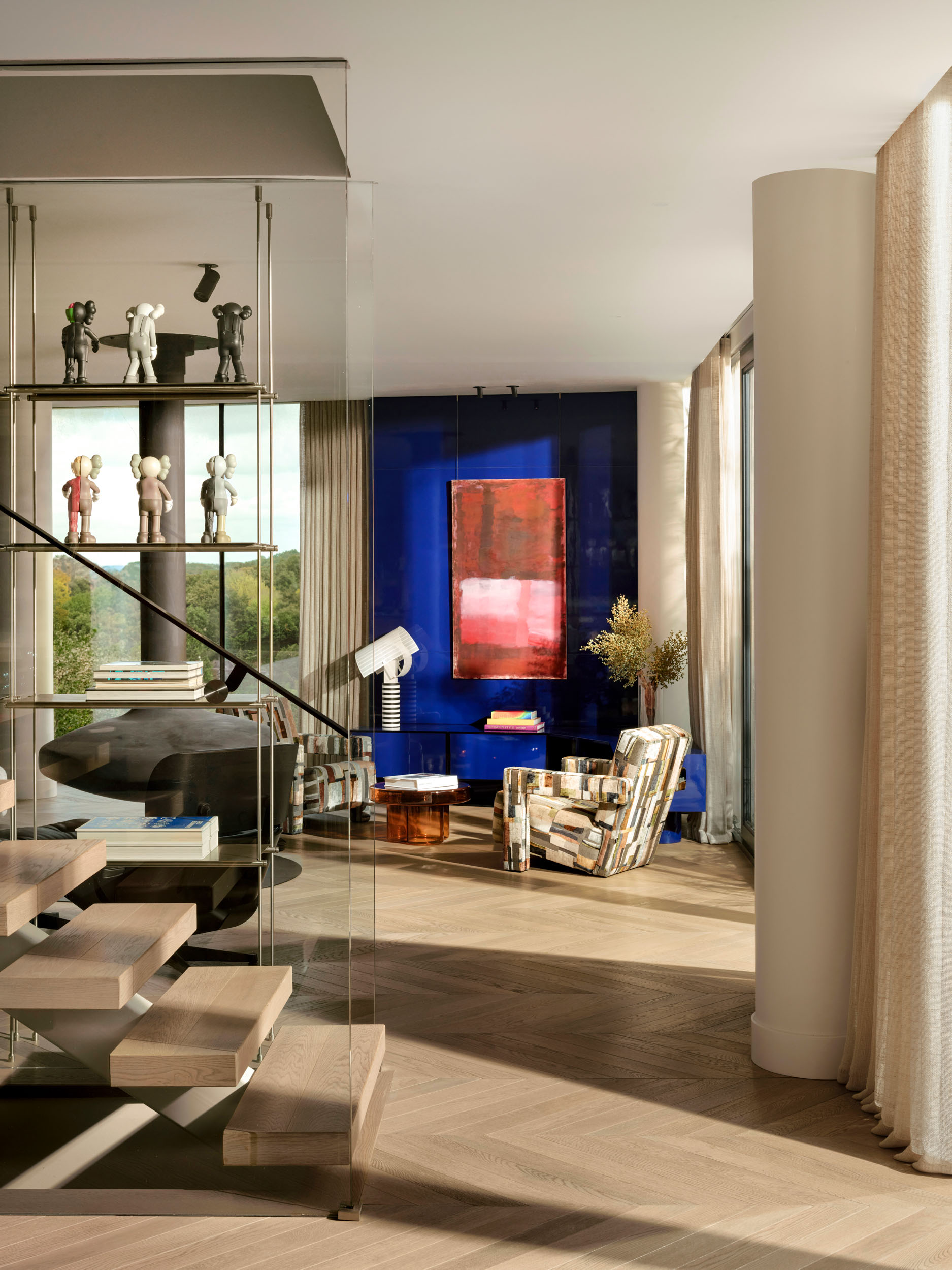 Double-height lounge with cobalt-blue niche and vintage armchairs — Zekeriyakoy TP House