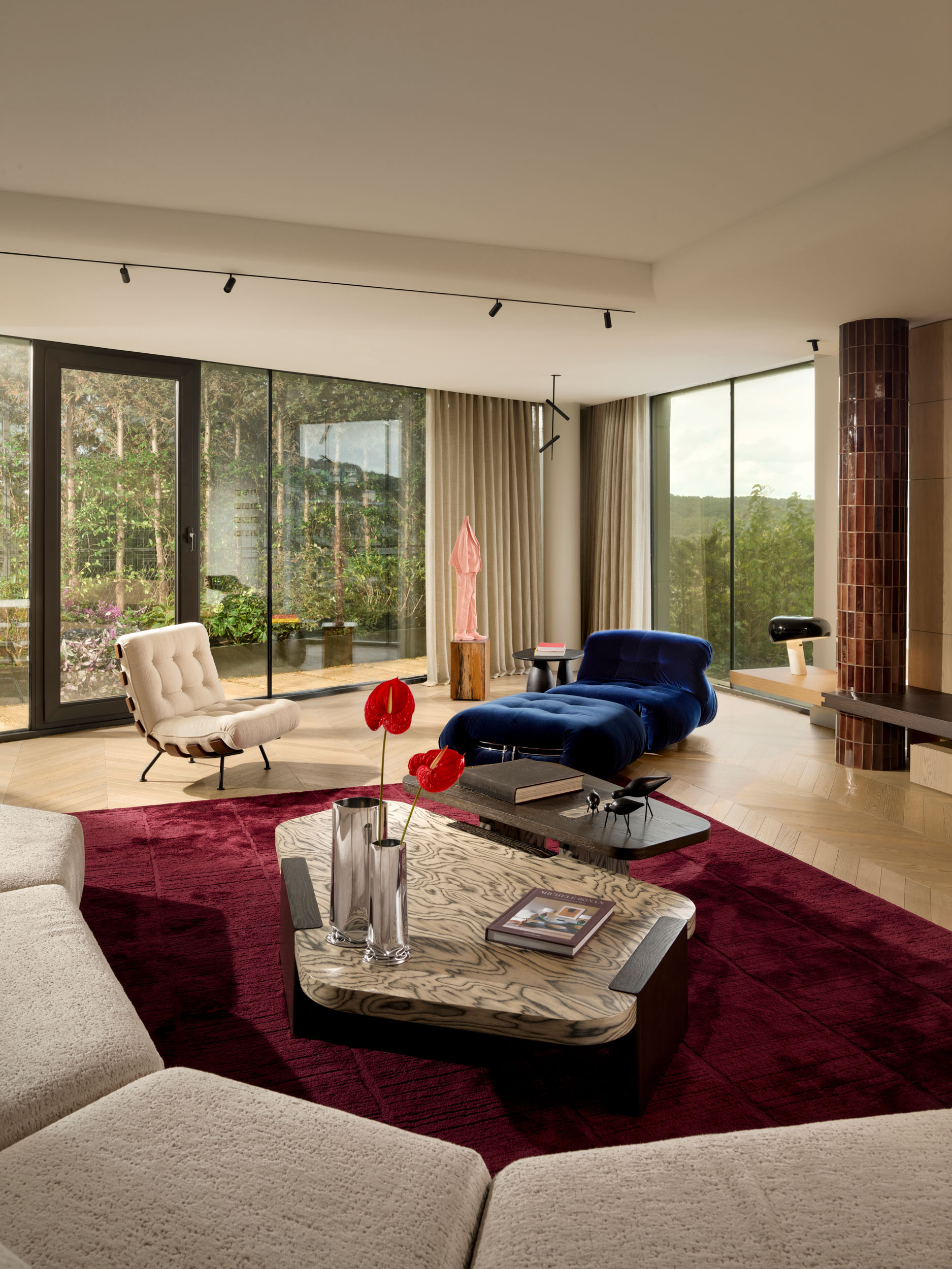 Living room with burgundy rug and stone coffee table — Zekeriyakoy TP House, Istanbul