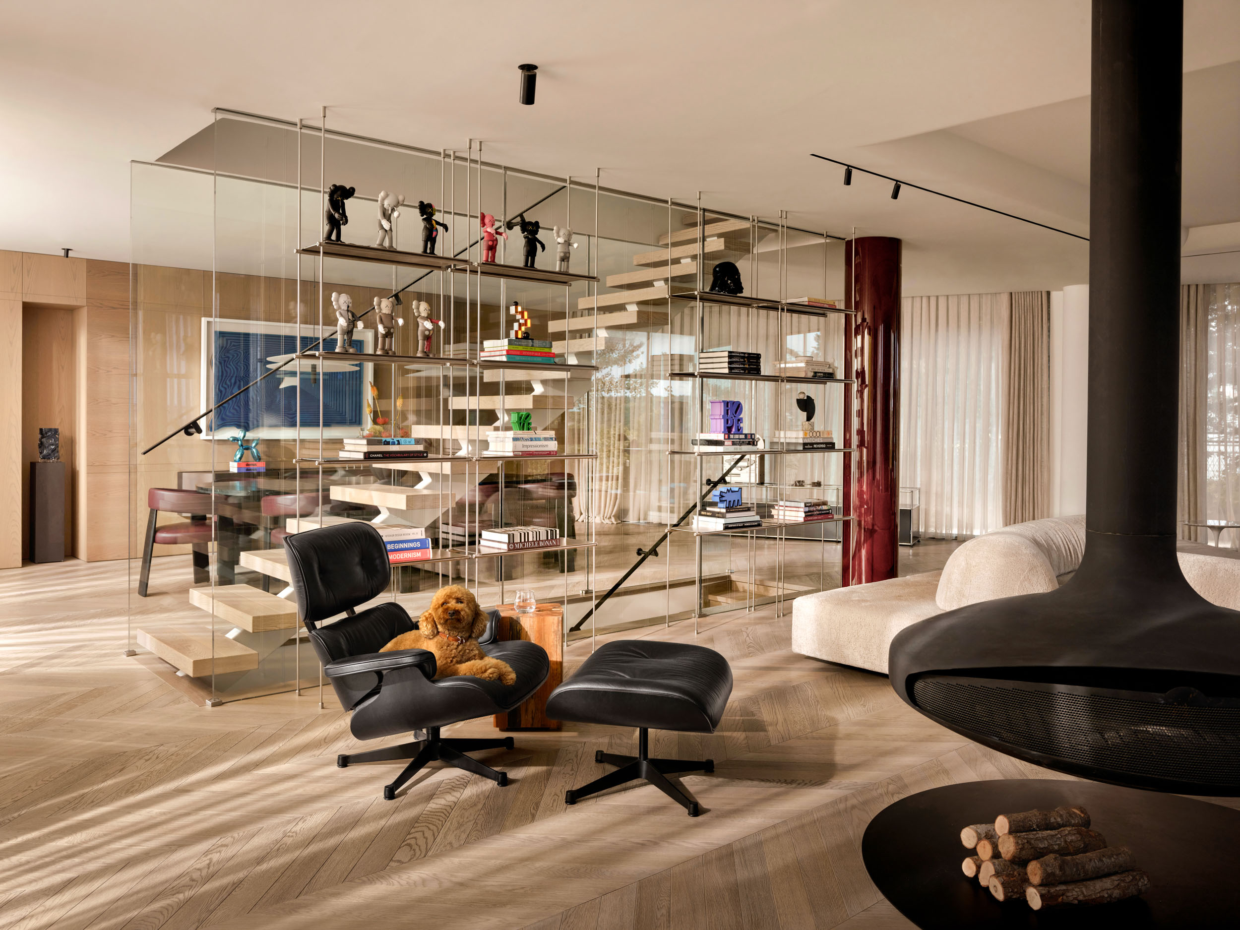 Floating glass staircase, Eames lounge chair and suspended fireplace — Zekeriyakoy TP House