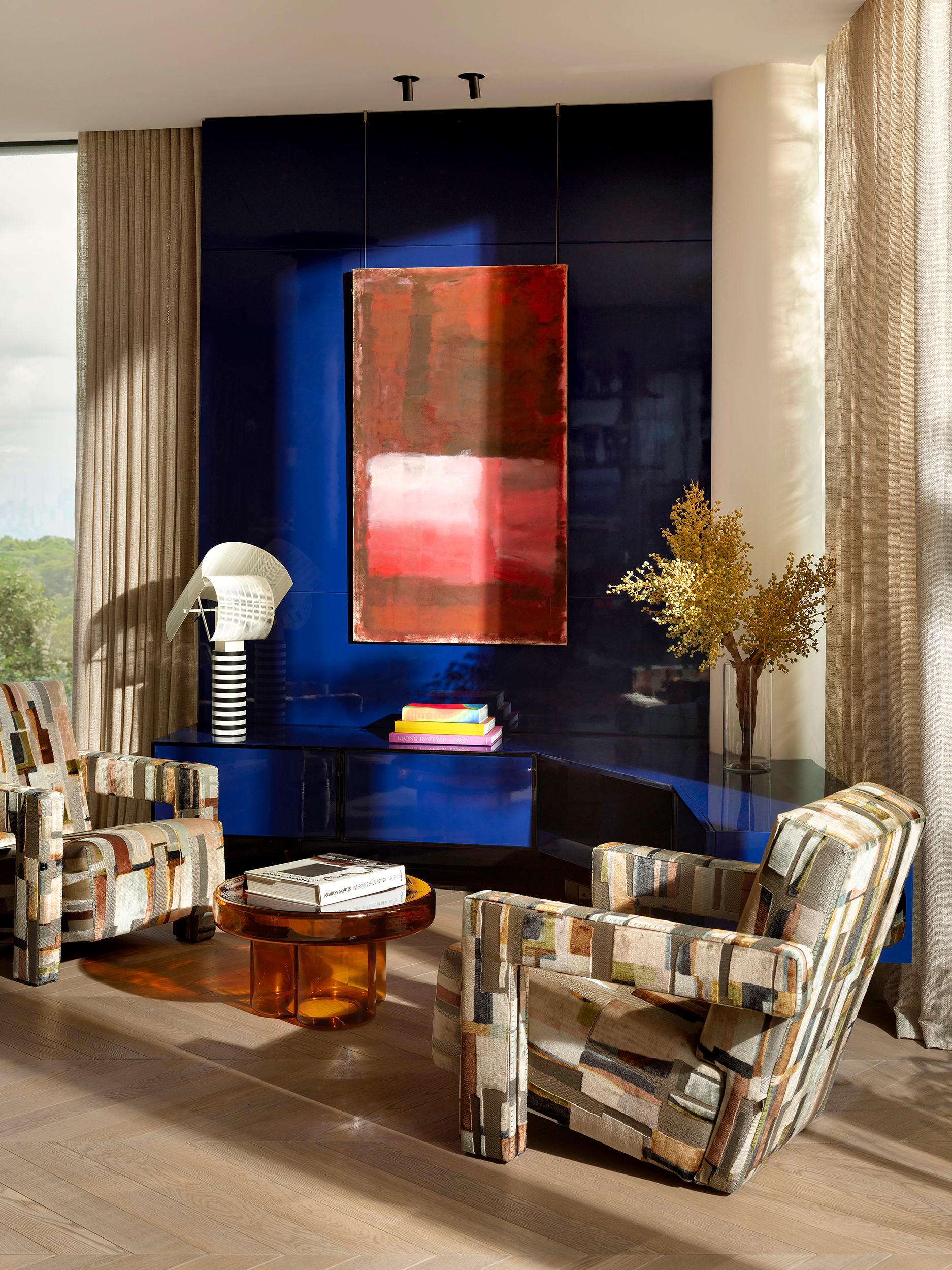 Salon with cobalt lacquered wall, abstract art and chrome seating — Zekeriyakoy TP House