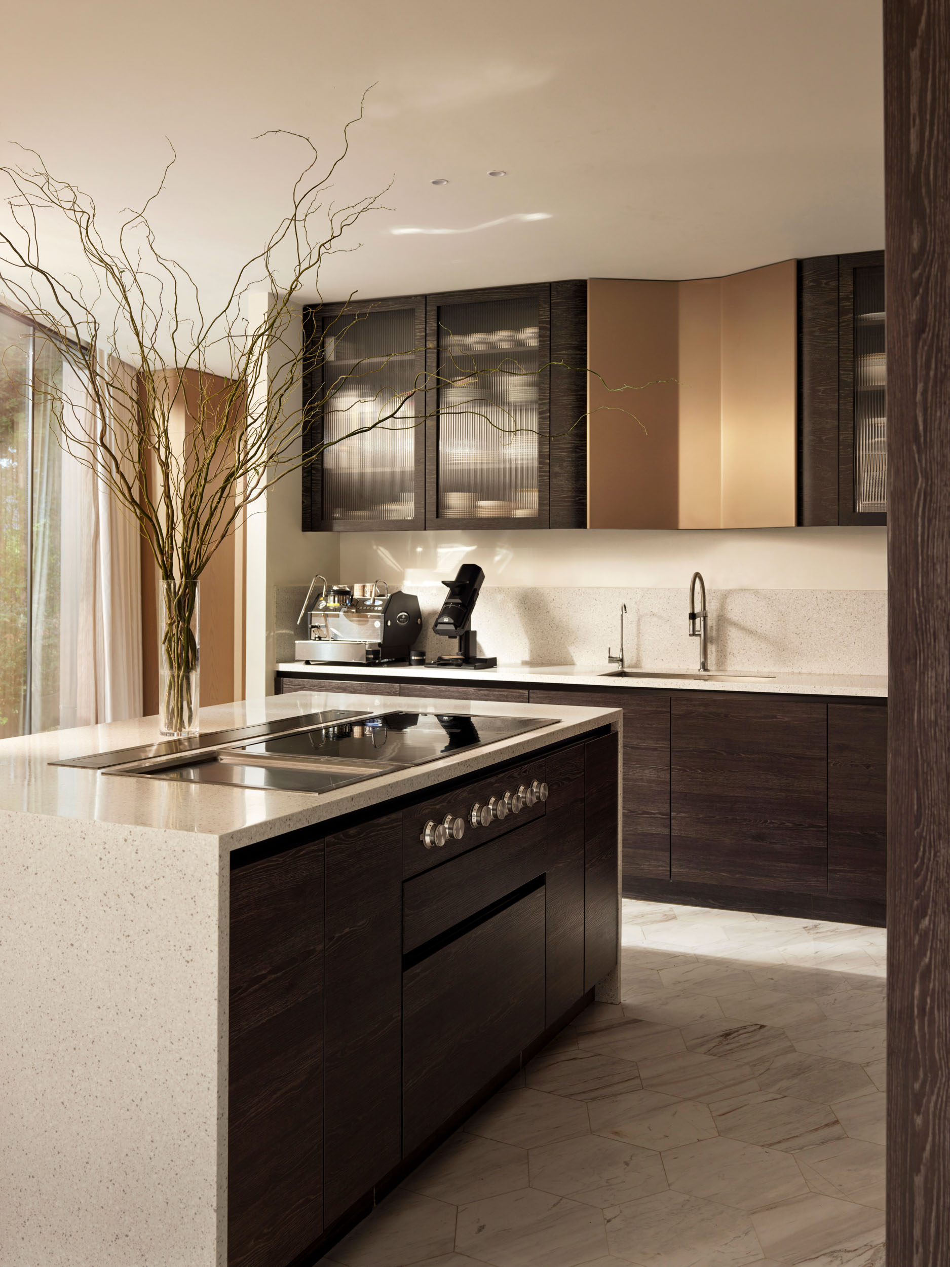 Kitchen with dark oak island and marble worktop — Zekeriyakoy TP House
