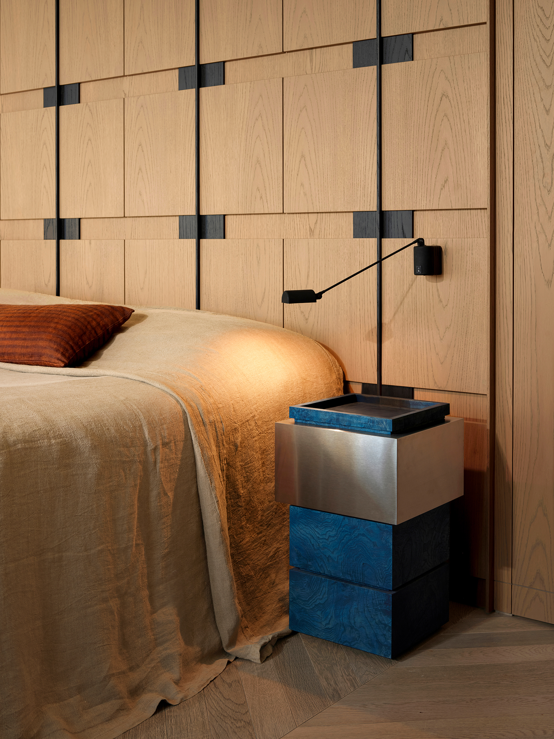 Bedroom with oak wall grid and steel cube nightstand — Zekeriyakoy TP House