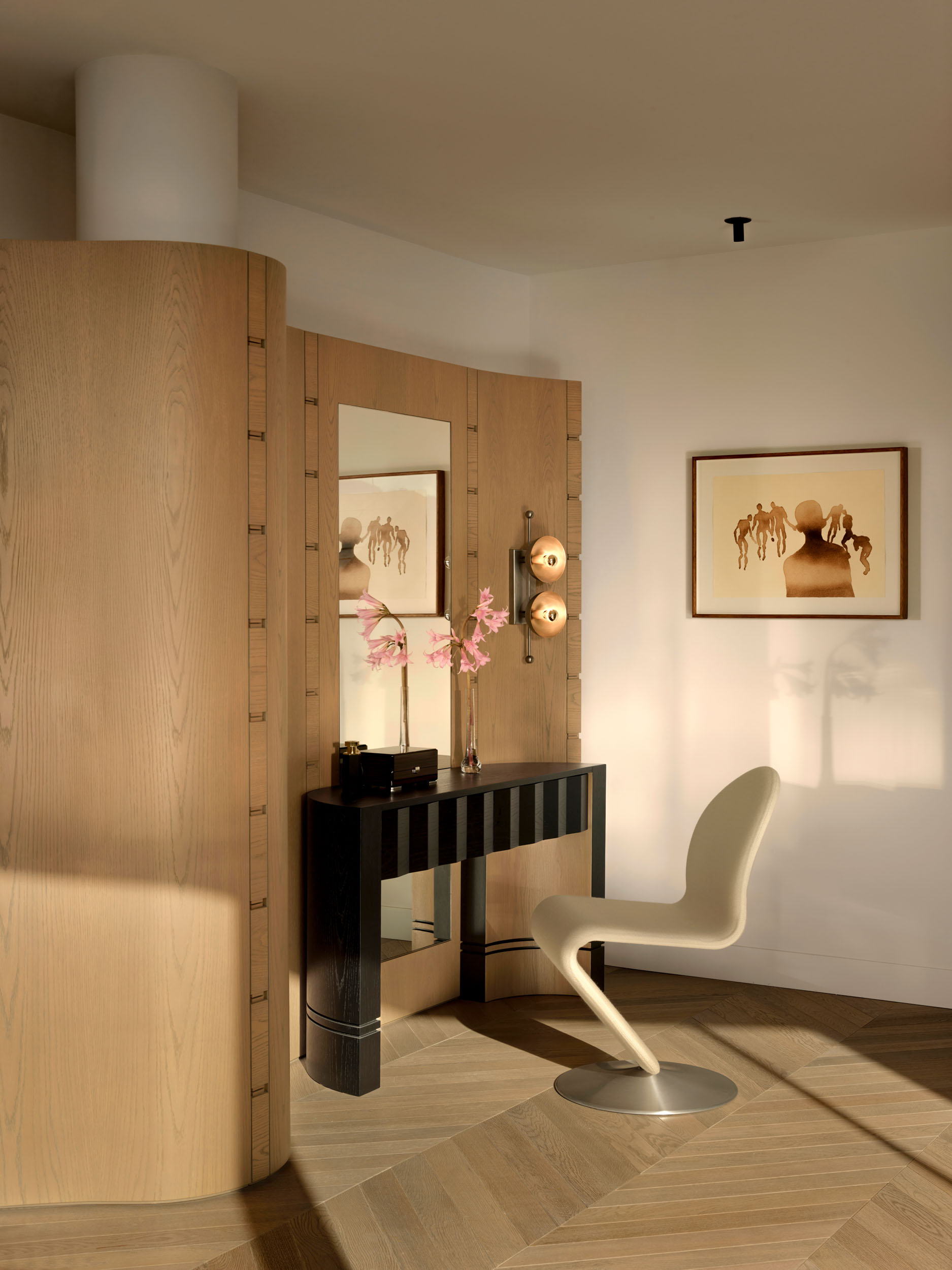 Curved oak dressing room with vintage chair — Zekeriyakoy TP House